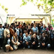 Gruppenfoto vor dem KAAD-Stand Internationale KAAD-Stipendiatinnen und Stipendiaten vor dem KAAD-Stand auf dem Katholikentag 2025 in Würzburg.